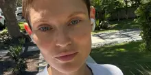 “Credevo sarei morta in ospedale e che le mie figlie sarebbero cresciute senza madre. Oggi festeggio l’essere viva”: Bianca Balti un anno dopo il tumore
