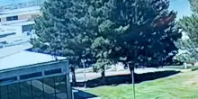 Omicidio Charlie Kirk, diffuso un nuovo video: il presunto assassino ripreso mentre corre sul tetto e si allontana