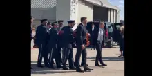 Usa, il vicepresidente Vance porta la bara di Charlie Kirk a bordo dell’Air Force Two