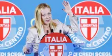Meloni inaugura la campagna elettorale e attacca la sinistra: “Clima insostenibile, festeggiano la violenza”. Il Pd: “Straparla”