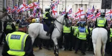 L’estrema destra in piazza a Londra: in 110mila lanciano slogan contro i migranti e inneggiano a Charlie Kirk. Tensioni con la polizia