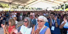 Standing ovation per Francesca Albanese alla Festa del Fatto Quotidiano: la relatrice Onu accolta da un lungo applauso