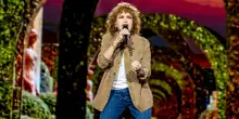 Tim Music Awards 2025, Fiorella Mannoia mostra la bandiera della Palestina: “C’è chi fa ancora la guerra, chi non conosce vergogna, chi si dimentica”
