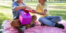 “Mio figlio è autistico e non ha molti amici, vieni al suo compleanno?”: la mamma invita tutta la città e la risposta è incredibile