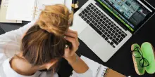 “Il mio capo mi fa rimanere in ufficio fino a tardi perché non ho figli. Non è giusto”: lo sfogo di una donna su Reddit