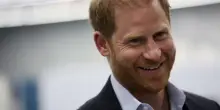 “Ossessionata da Harry e Meghan, è riuscita ad intrufolarsi anche ad una serata di gala a Londra”: una donna fermata dallo staff del principe
