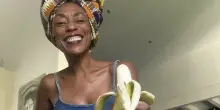 Insulti razzisti contro Antonella Bundu: la candidata governatrice in Toscana risponde con una banana