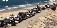 Israele a Gaza City, l’esodo dei palestinesi verso sud: code lunghissime lungo le strade costiere – Video
