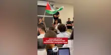 “Palestina libera”: studenti fanno irruzione all’Università di Pisa e interrompono una lezione sventolando bandiere – Video