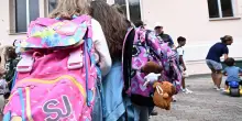 Educazione sessuale e affettiva nelle scuole vietata alle medie. Le opposizioni: “Medioevo, testo oscurantista”