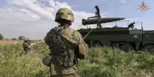 “Dovevo correre solo una gara, l’esercito russo mi ha arruolato senza saperlo”: il racconto di un keniano catturato dagli ucraini