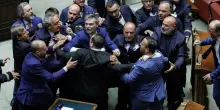 Separazione carriere, c’è il terzo via libera: ok della Camera con 243 sì. I ministri applaudono in Aula, bagarre dopo il voto