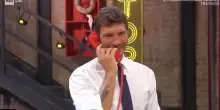 Che succede ad Affari Tuoi? In studio risuona la sigla de La Ruota della Fortuna e Stefano De Martino reagisce così