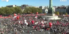 La Francia in piazza contro la finanziaria: corteo a Parigi, blocchi e manifestazioni in tutto il Paese