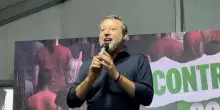 Salvini a Pontida in maglia nera per Charlie Kirk: “Noi non abbiamo l’armocromista, ce lo organizziamo da soli il look”
