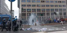 Corteo per Gaza, a Milano manifestanti lanciano pietre e sassi contro la polizia: agenti costretti a indietreggiare