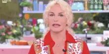 “È impossibile restare indifferenti di fronte a ciò che sta accadendo a Gaza. Rimanere inerti vuol dire perdere umanità”: così Antonella Clerici inizia È sempre mezzogiorno