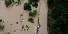 Alluvione nel savonese, esondato il Bormida: strade allagate a auto travolte dall’acqua – Video