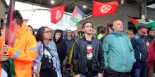 Sciopero generale per Gaza, bloccato il porto di Livorno: cori con Bella Ciao e bandiere della Palestina – Video