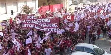 “Urbano Cairo devi vendere, vattene”: la rabbia dei tifosi esplode nelle strade di Torino | Il video del corteo
