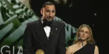 Donnarumma, premio e polemica sul palco del Pallone d’Oro: ringrazia (quasi) tutti. E Buffon gli dà uno schiaffetto