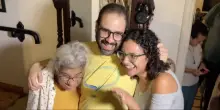 In Egitto liberato l’attivista Alaa Abdel Fattah: l’abbraccio della famiglia