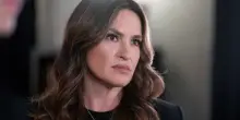“Il mio parrucchiere aveva bevuto del vino e mi tagliò i capelli cortissimi. Rischiai di essere licenziata, i produttori della serie non gradirono”: parla Mariska Hargitay, l’Olivia Benson di Law&Order