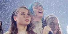 Rose Villain scatenata sotto la pioggia e con la danza al Forum di Milano con Annalisa, Elisa e Lazza – VIDEO