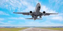 Bagaglio a mano gratis, fino a 600 euro di indennizzo per i voli in ritardo e niente costi extra per sedersi vicino ai figli: cosa cambia per gli aerei in Europa
