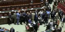 Attacco alla Flotilla, caos alla Camera. Le opposizioni occupano l’Aula: “Tajani, Crosetto e Meloni intervengano”