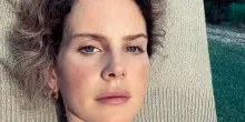 “Non è chirurgia estetica, non sono mai stata sotto i ferri o sotto anestesia in vita mia. Per il naso ho usato un filler”: così Lana Del Rey risponde a un commentatore