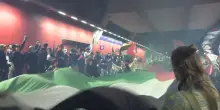 Corteo per Gaza a Torino, manifestanti occupano binari della stazione di Porta Susa: “È mobilitazione permanente”
