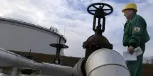 La Russia in coda per la benzina: gli attacchi ucraini alle raffinerie stanno lasciando il segno