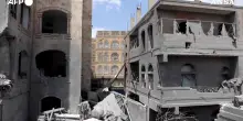 Israele bombarda lo Yemen, le macerie nel quartiere della capitale Sana’a dopo i raid – Video