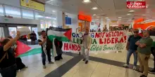 Blitz degli attivisti pro Palestina all’aeroporto di Napoli: la protesta contro l’arrivo di turisti israeliani – Video
