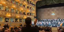 Fenice di Venezia, dal palco la richiesta di revoca per la direttrice Venezi: “La musica non ha colore”. Dal pubblico applausi e standing ovation