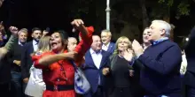 Mogol sul palco con Tajani alla festa di Forza Italia. E i vertici di partito cantano e ballano i classici di Battisti – Video