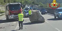 Masso blocca la circolazione ferroviaria sulla linea Lecco-Tirano e la statale 36: 150 passeggeri evacuati dal treno
