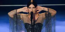 Laura Pausini omaggia Giorgio Armani e canta “La mia storia tra le dita” al gala Globo de Ouro 2025 – VIDEO