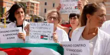 Torce, lampade e candele in 200 ospedali: “Illuminiamo la notte contro il genocidio”. La protesta silenziosa dei sanitari italiani per Gaza