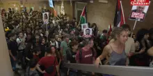 Gaza, alla Sapienza gli studenti interrompono le lezioni: issata la bandiera della Palestina, Scienze politiche occupata – Video