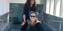 Enrica Bonaccorti ha un tumore, la foto in sedia a rotelle con la figlia: “Mi sono nascosta per 4 mesi. L’avevo detto, se mi succedesse come Eleonora Giorgi non sarei capace di affrontarla come lei”