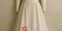 “Mia sorella mi ha macchiato l’abito da sposa col rossetto e lo ha fatto intenzionalmente”: la sposa si sfoga ma il matrimonio risale a 7 anni fa e i commentatori le danno un suggerimento