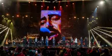 “Luciano Pavarotti aveva una luce dentro e scherzava con tutti”: l’omaggio di Laura Pausini, Ligabue, Il Volo e Mahmood (sotto la pioggia) all’Arena di Verona