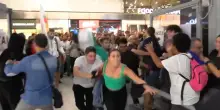 Flotilla, attivisti invadono i binari della stazione Centrale a Napoli