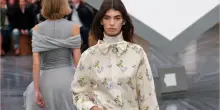 Matilde Lucidi, la figlia 18enne di Bianca Balti debutta come modella alla Fashion Week di Parigi: eccola in passerella da Dior