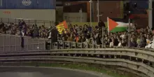 Flotilla, manifestanti invadono il raccordo autostradale a Napoli: il corteo bloccato all’ingresso del porto