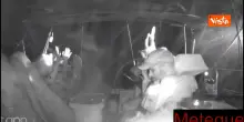 Flotilla abbordata, gli attivisti aspettano le forze israeliane sulle barche con le mani alzate – Video