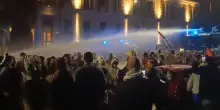 Manifestanti ProPal diretti in Duomo a Milano: la polizia usa gli idranti