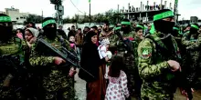 Gaza, Hamas rifiuta il disarmo: “È fuori discussione”. Bbc: “Il gruppo ha richiamato già 7mila miliziani dopo il ritiro israeliano”